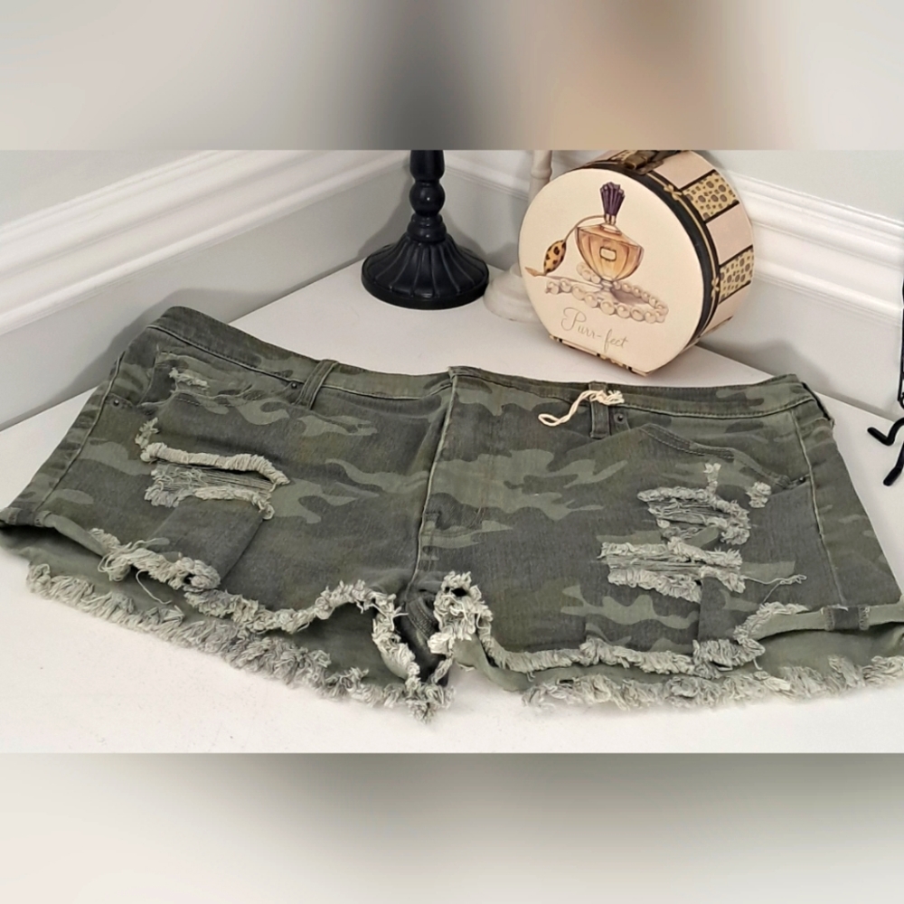 Mossimo Supply Co Camo High Rise Distressed Shorts Sz 18 NWT